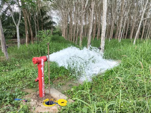 กปภ.สาขาคลองท่อม ดำเนินการเปิดล้างระบายตะกอนในเส้นท่อจ่ายน้ำ (Blow off) ผ่านหัวดับเพลิง