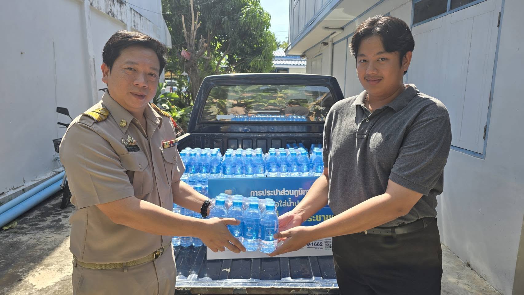 การประปาส่วนภูมิภาคสาขาฉะเชิงเทรา มอบน้ำดื่มตราสัญลักษณ์ กปภ. จำนวน 360 ขวด ให้แก่ที่ว่าการอำเภอเมืองฉะเชิงเทรา