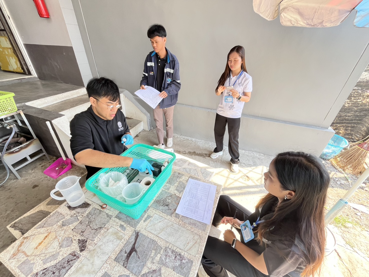 กปภ.สาขาหนองแค  ร่วมกับสำนักงานสาธารณสุขอำเภอหนองแค ดำเนินการเข้าเก็บตัวอย่างน้ำประปา เพื่อต่ออายุการรับรองตามโค