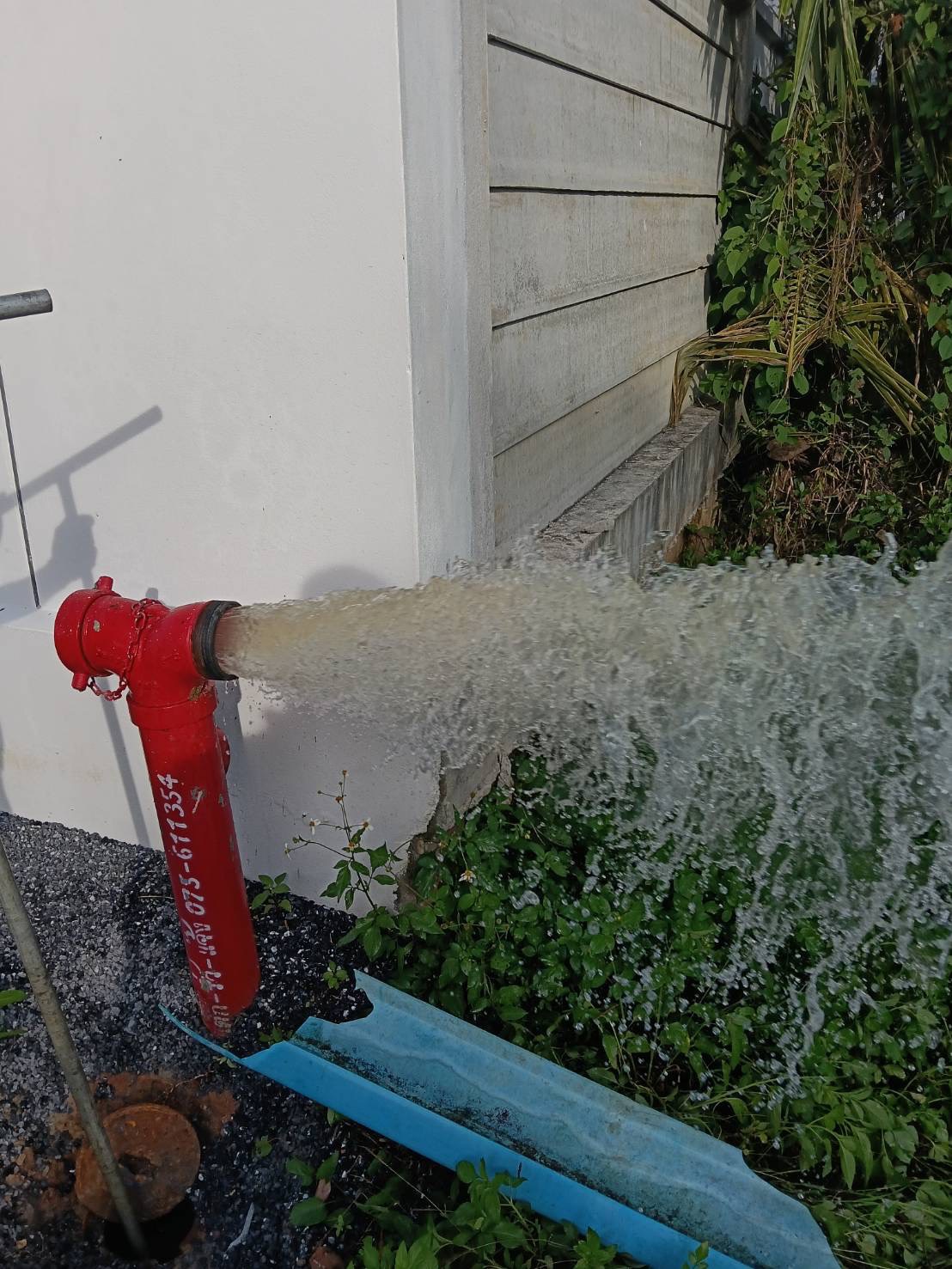 กปภ.สาขากระบี่ ดำเนินการตามแผนงานบริการและควบคุมน้ำสูญเสีย โบล์วน้ำเพื่อระบายตะกอนในเส้นท่อ พื้นที่เขตจำหน่ายน้ำของ การประปาส่วนภูมิภาคสาขากระบี่