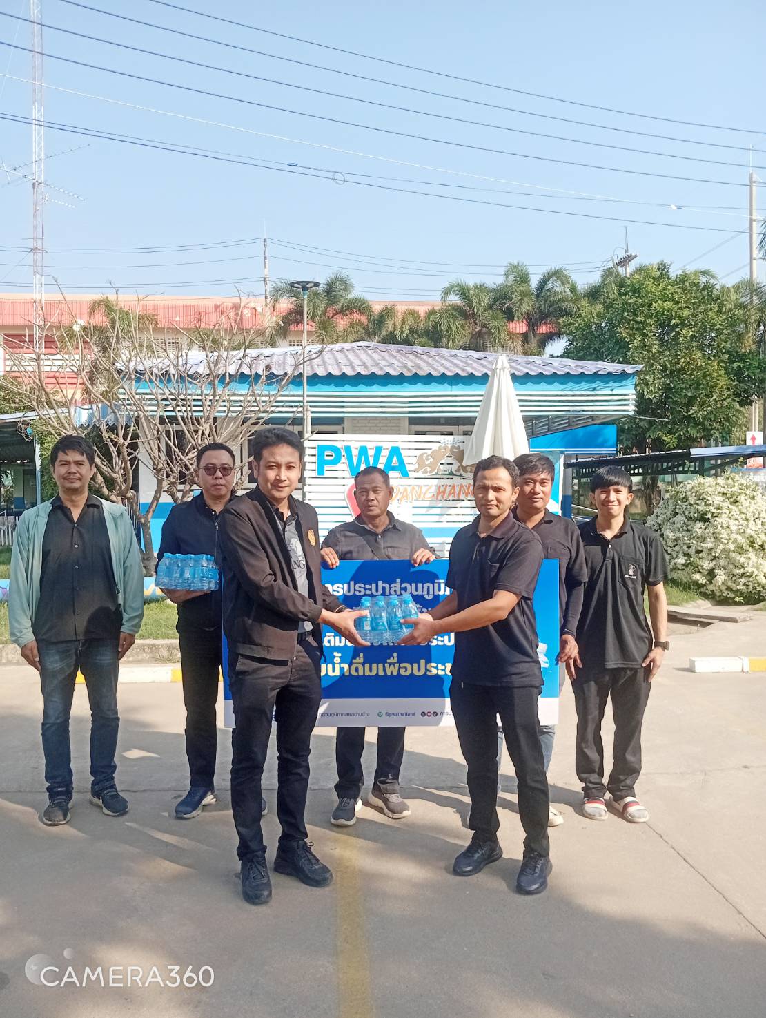 กปภ.สาขาด่านช้าง มอบน้ำดื่มตราสัญลักษณ์ กปภ.