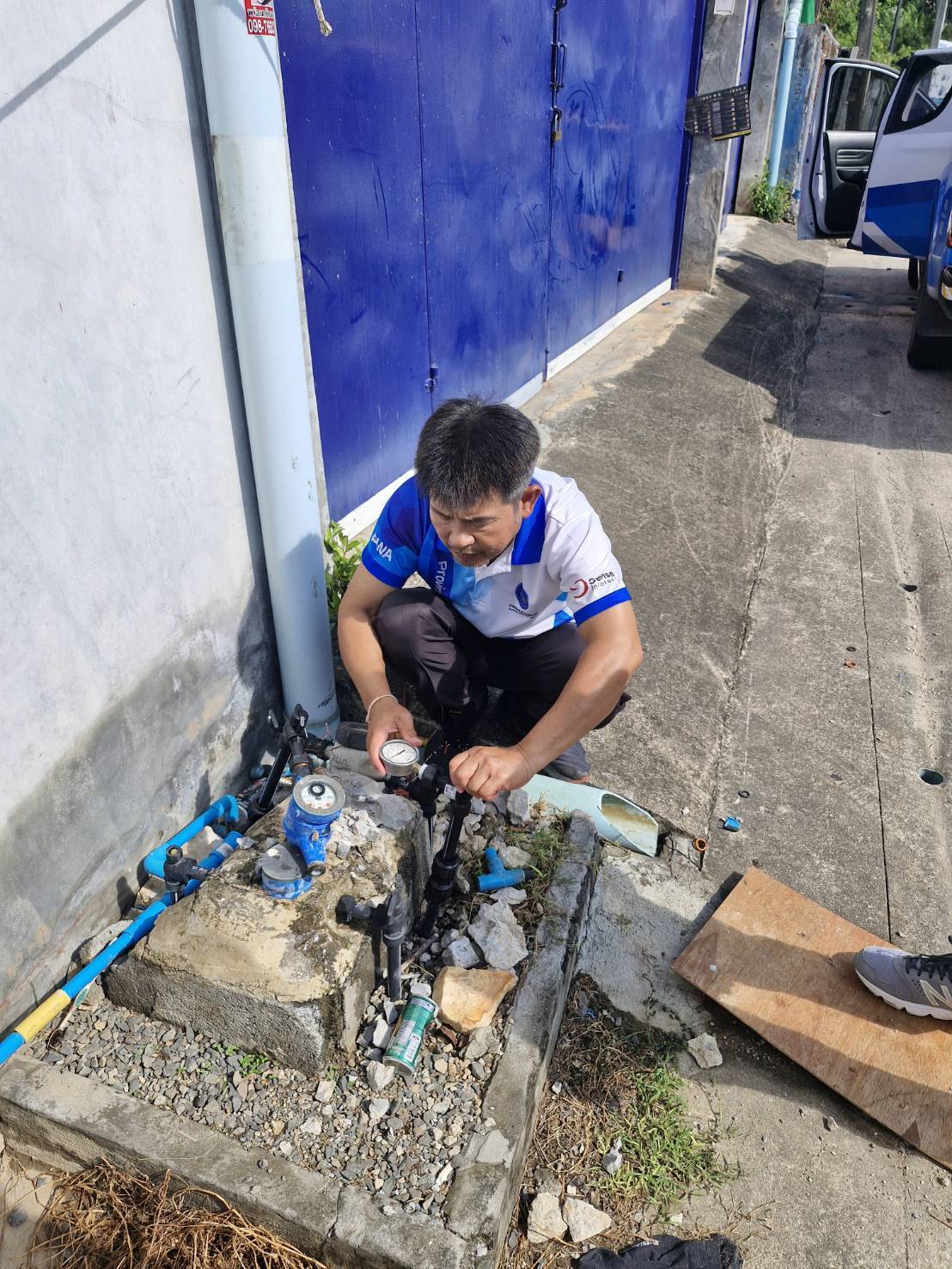 กปภ.สาขาภูเก็ต ลงพื้นที่ตรวจสอบคุณภาพน้ำปลายสาย บริเวณบ้านแหลมหิน ม.7 ถ.เทพกระษัตรี ต.เกาะแก้ว อ.เมือง จังหวัดภูเก็ต เพื่อดำเนินการตรวจสอบคุณภาพน้ำ