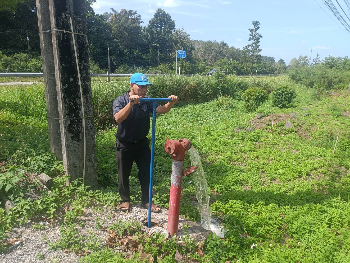 การประปาส่วนภูมิภาคสาขากาญจนดิษฐ์ นำทีมลงพื้นที่บริเวณบ้านผู้ใช้น้ำ  หมู่ที่ 1 ต.ปากแพรก อ.ดอนสัก จ.สุราษฎร์ธานี ดำเนินการเปิดล้างระบายตะกอนในเส้นท่อจ่ายน้ำ (Blow off) ผ่านหัวดับเพลิง
