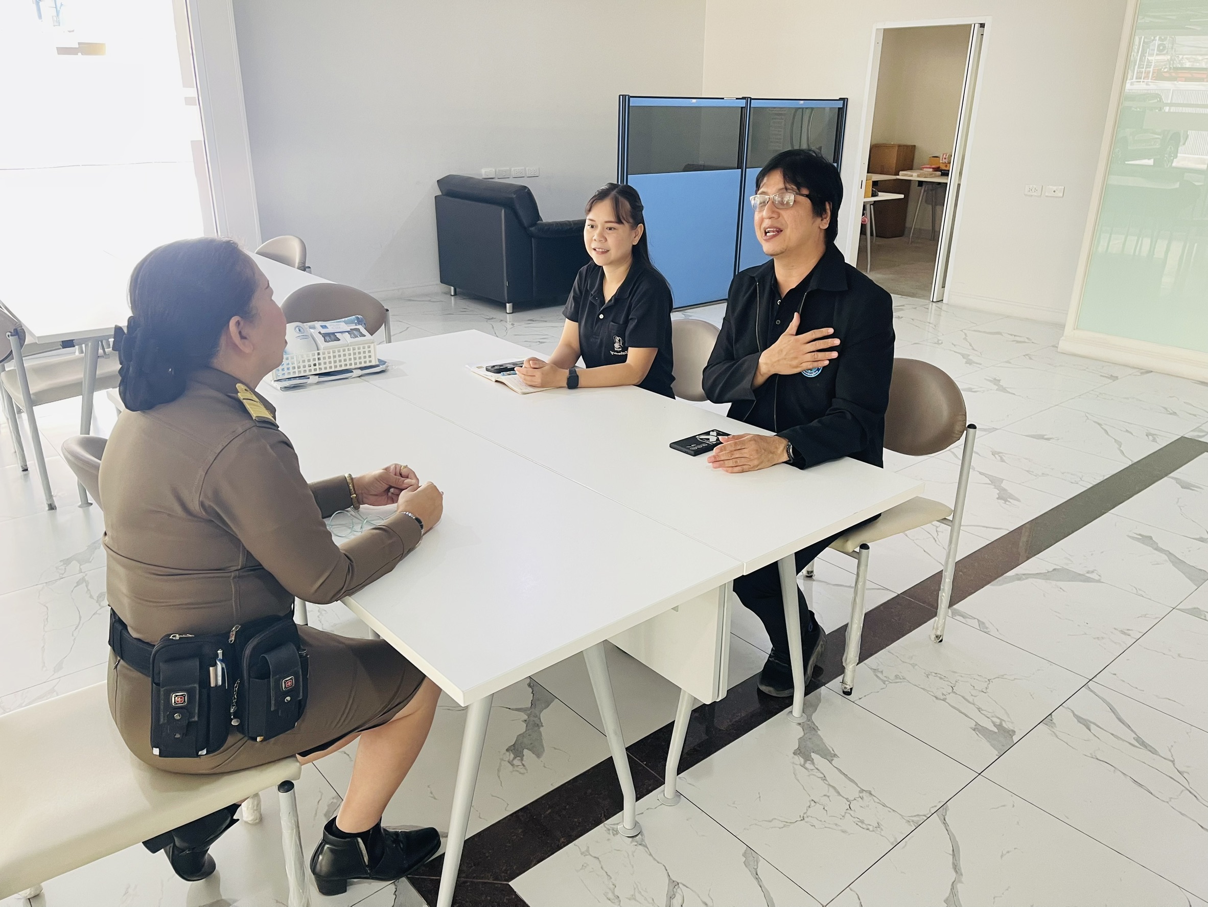 กปภ.สาขาสามพราน เข้าพบลูกค้า สอบถามปัญหา เร่งรัดติดตามหนี้ พร้อมอวยพรสวัสดีปีใหม่