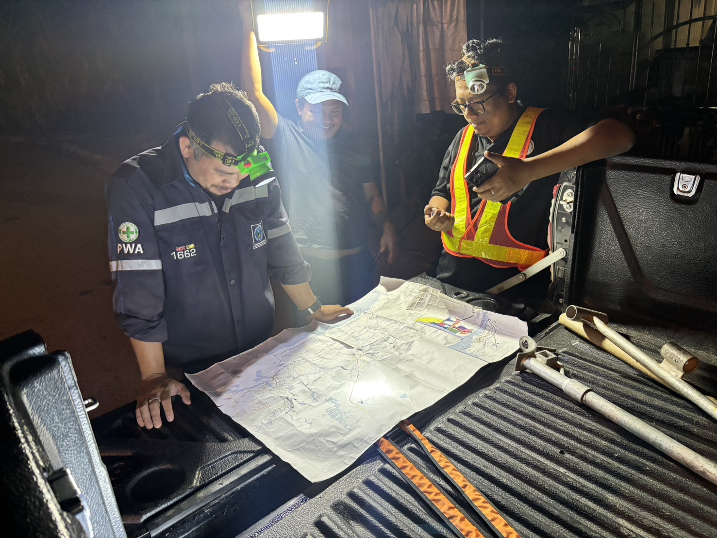 กปภ.สาขาขนอม ลงพื้นที่ปฏิบัติงานลดน้ำสูญเสีย โดยวิธีเดินสำรวจหาท่อแตก/ท่อรั่ว ตามแผนปฏิบัติการลดน้ำสูญเสีย