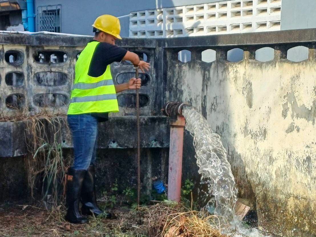 กปภ.สาขาระนอง รักษาคุณภาพน้ำประปาใสสะอาด ดำเนินการตามแผนระบายตะกอนในเส้นท่อ ประจำเดือน มกราคม 2569