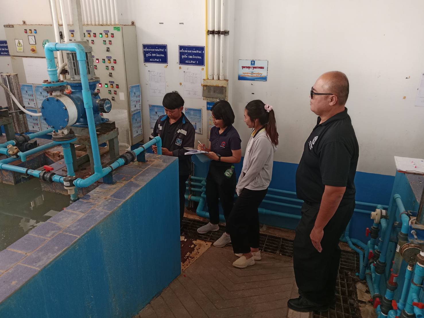 กปภ.สาขากาญจนบุรี ทบทวนความรู้ด้านการผลิตน้ำ และสอบเทียบความเที่ยงตรงของเครื่องจ่ายสารเคมี