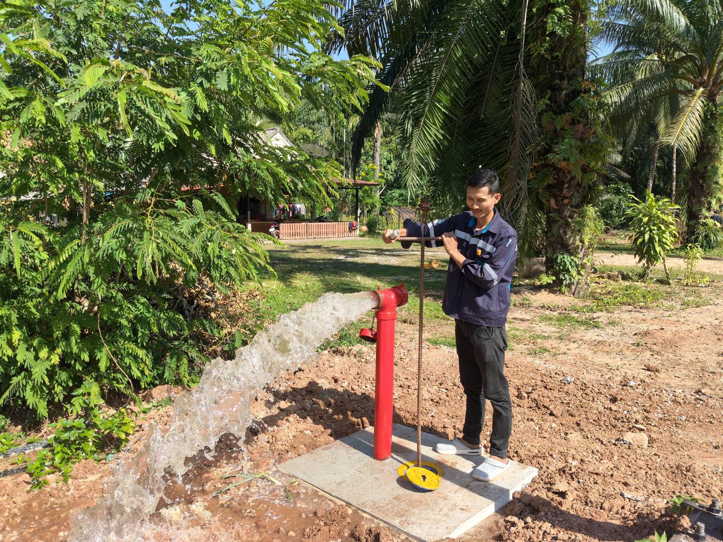 กปภ.สาขาคลองท่อม ดำเนินการเปิดล้างระบายตะกอนในเส้นท่อจ่ายน้ำ (Blow off) ผ่านหัวดับเพลิ