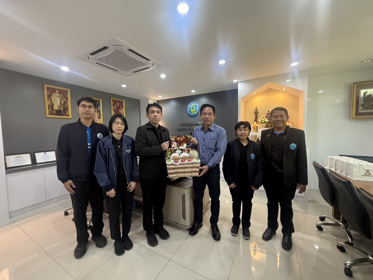 กปภ.ข.5 นำทีมเข้าพบ ผส.ชป.16 ขอบคุณความร่วมมือแก้วิกฤตน้ำท่วมในช่วงที่ผ่านมา .