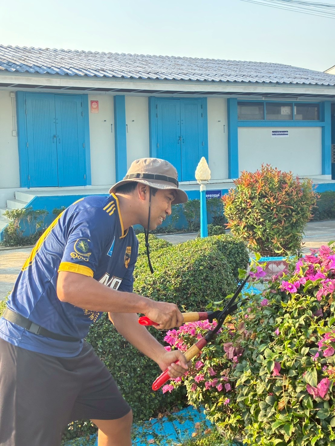 กปภ.สาขาสามพราน ร่วมกิจกรรมตัดหญ้าและตัดแต่งกิ่งไม้ ปรับปรุงภูมิทัศน์รอบสำนักงาน