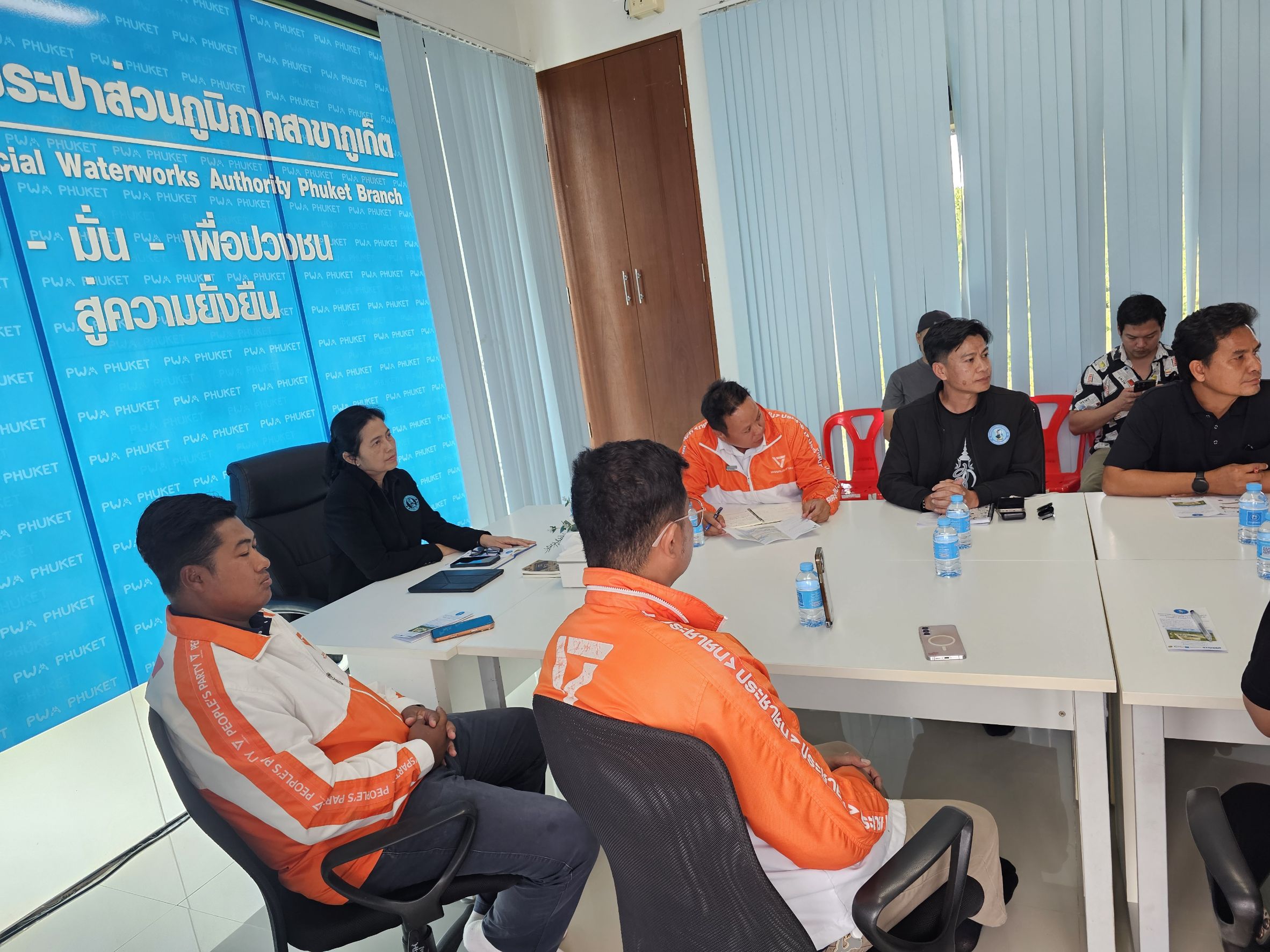 การประปาส่วนภูมิภาคสาขาภูเก็ต ร่วมพูดคุยหารือกับ ว่าที่ร้อยตรีสมชาติ เตชถาวรเจริญ สส.เขต 1นายเฉลิมพงศ์ แสงดี สส.เขต2 สังกัดพรรคประชาชน จังหวัดภูเก็ต