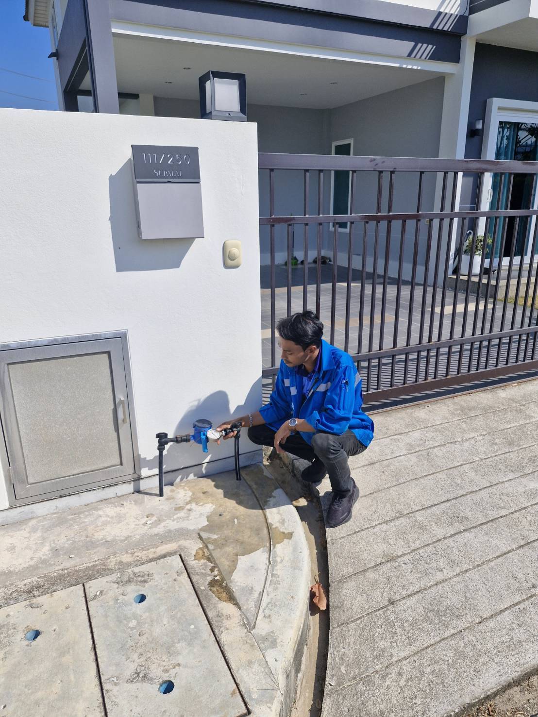 กปภ.สาขาภูเก็ต นำทีมลงพื้นที่ตรวจวัดแรงดันน้ำ. บริเวณหมู่บ้าน พฤกษา ภัสสร ตำบลเกาะแก้ว อ.เมือง จังหวัดภูเก็ต