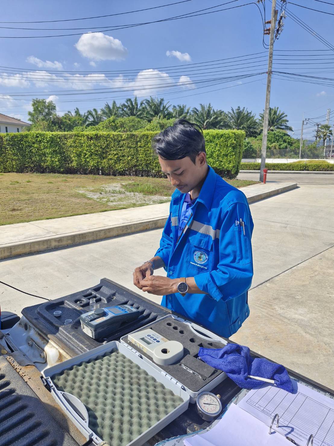 กปภ.สาขาภูเก็ต ลงพื้นที่ตรวจสอบคุณภาพน้ำปลายสาย บริเวณหมู่บ้านพฤกษา ภัสสร ตำบลเกาะแก้ว อ.เมือง จังหวัดภูเก็ต เพื่อดำเนินการตรวจสอบคุณภาพน้ำ