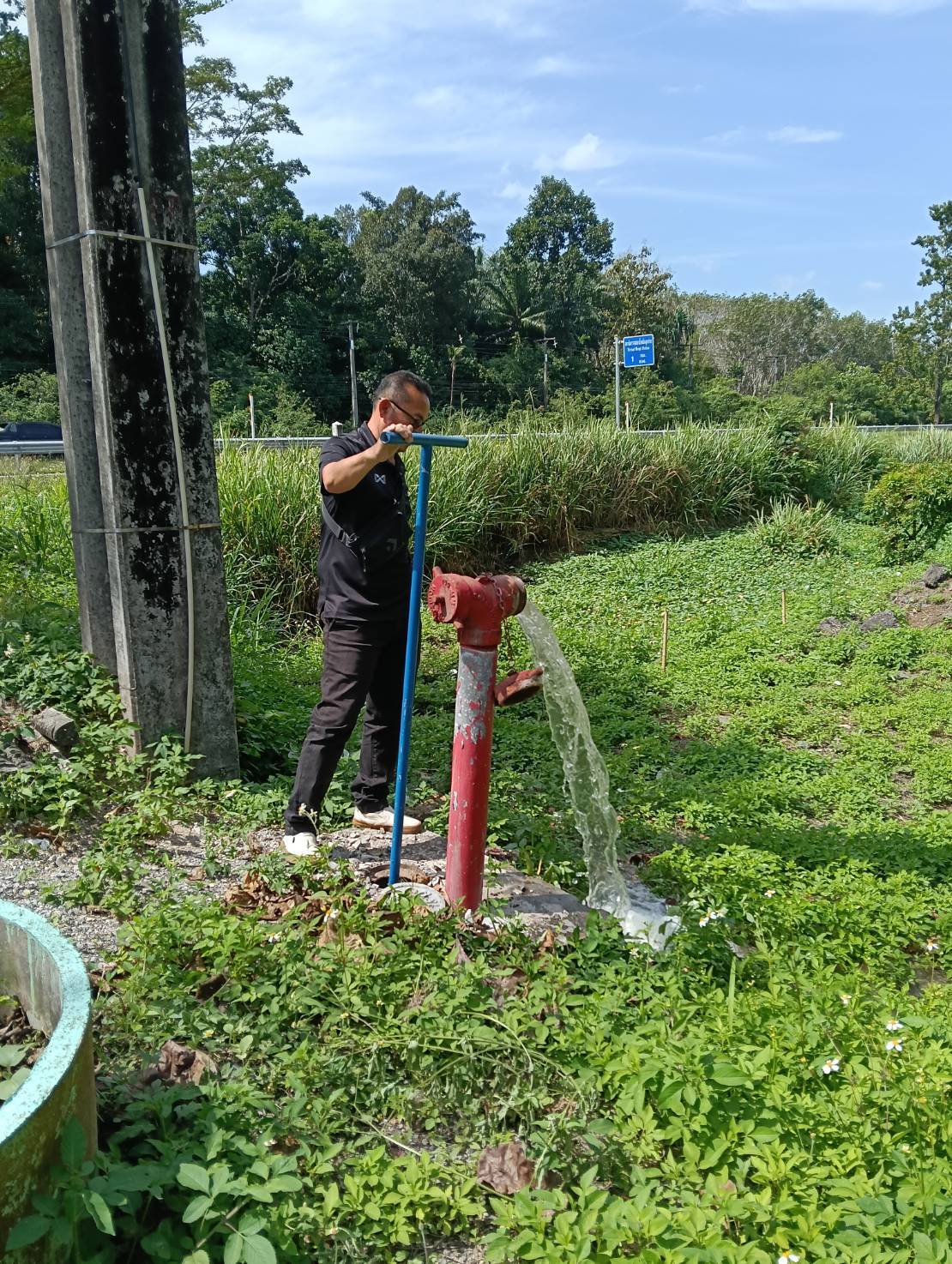 การประปาส่วนภูมิภาคสาขากาญจนดิษฐ์ ภายใต้การบริหารงานโดย นายสานิษ กาญจนกุล ผู้จัดการการประปาส่วนภูมิภาคสาขากาญจนดิษฐ์ มอบหมายพนักงานในสังกัด นำทีมลงพื้นที่บริเวณบ้านผู้ใช้น้ำ  หมู่ที่ 2 ต.ท่าทองใหม่ อ.กาญจนดิษฐ์ จ.สุราษฎร์ธานี ดำเนินการเปิดล้างระบายตะกอนในเส้นท่อจ่ายน้ำ (Blow off) ผ่านหัวดับเพลิง