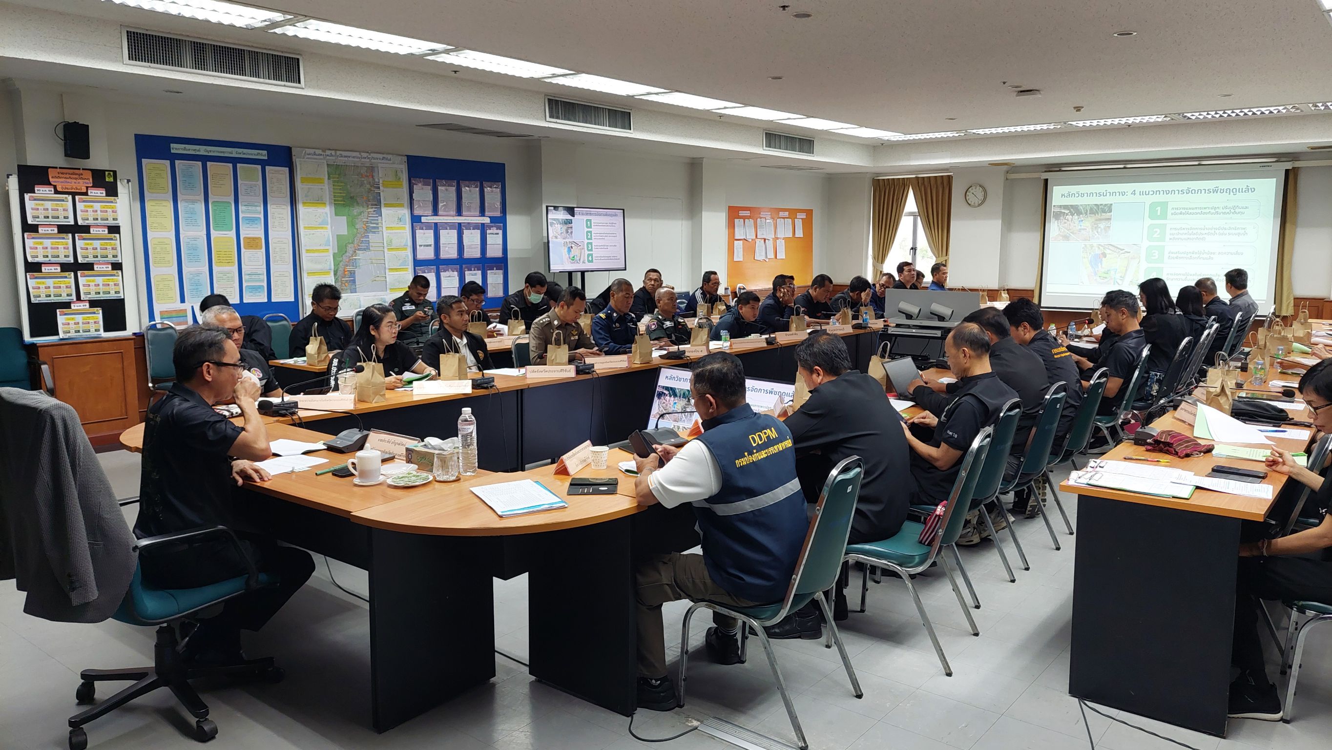 การประปาส่วนภูมิภาคสาขาประจวบคีรีขันธ์ ร่วมประชุมกองอำนวยการป้องกันและบรรเทาสาธารณภัยจังหวัดประจวบคีรีขันธ์ การเตรียมการป้องกันและแก้ไขปัญหาภัยแล้ง จังหวัดประจวบคีรีขันธ์ พ.ศ.2569 และการเตรียมการป้องกันและแก้ไขปัญหาไฟป่า หมอกควัน และฝุ่นละอองขนาดเล็ก (PM 2.5) ปี 2569