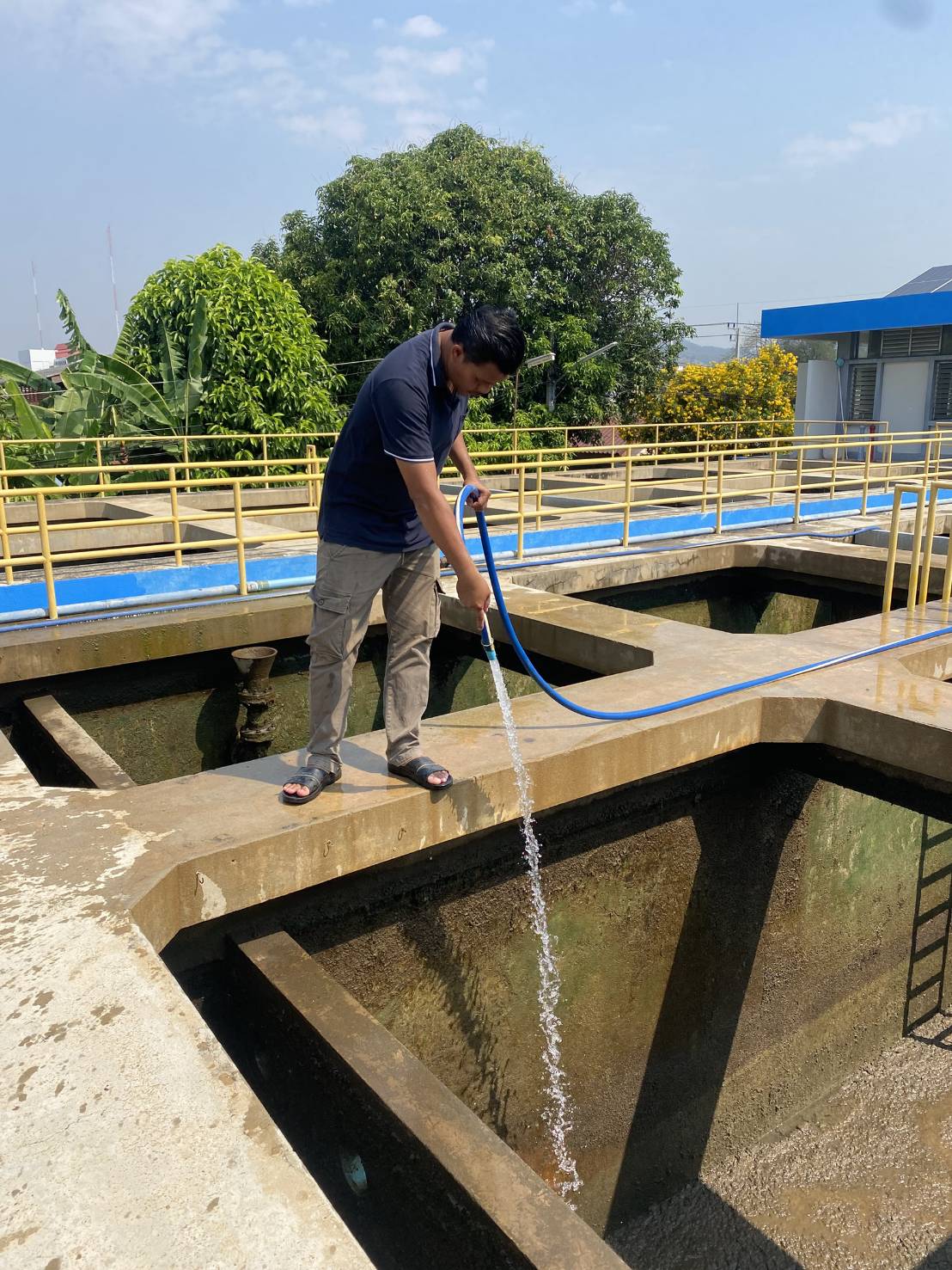 กปภ.สาขากาญจนบุรี ทำกิจกรรมล้างถังตกตะกอน โรงกรองน้ำขนาด 400 ลบ.ม./ชม. สถานีผลิตน้ำแม่ข่ายกาญจนบุรี