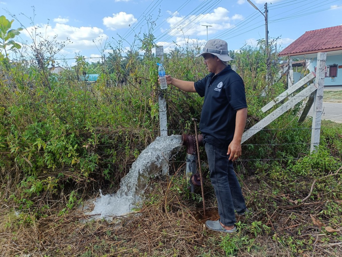 กปภ.สาขาคลองท่อม นำทีมลงพื้นที่ เปิดล้างระบายตะกอนในเส้นท่อจ่ายน้ำ (Blow off) ผ่านหัวดับเพลิง