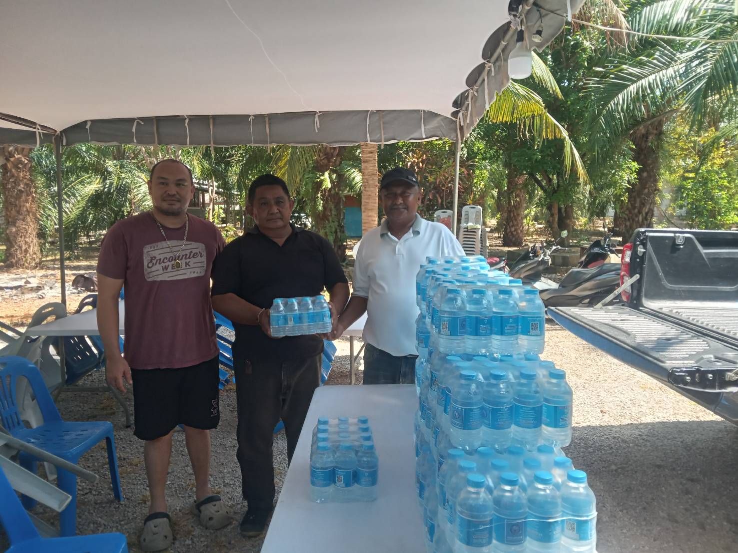 กปภ.สาขาขนอม มอบน้ำดื่มบรรจุขวดตราสัญลักษณ์ กปภ. จำนวน 360 ขวด สำหรับจัดกิจกรรมสรงน้ำพระและรดน้ำดำหัวผู้สูงอายุ