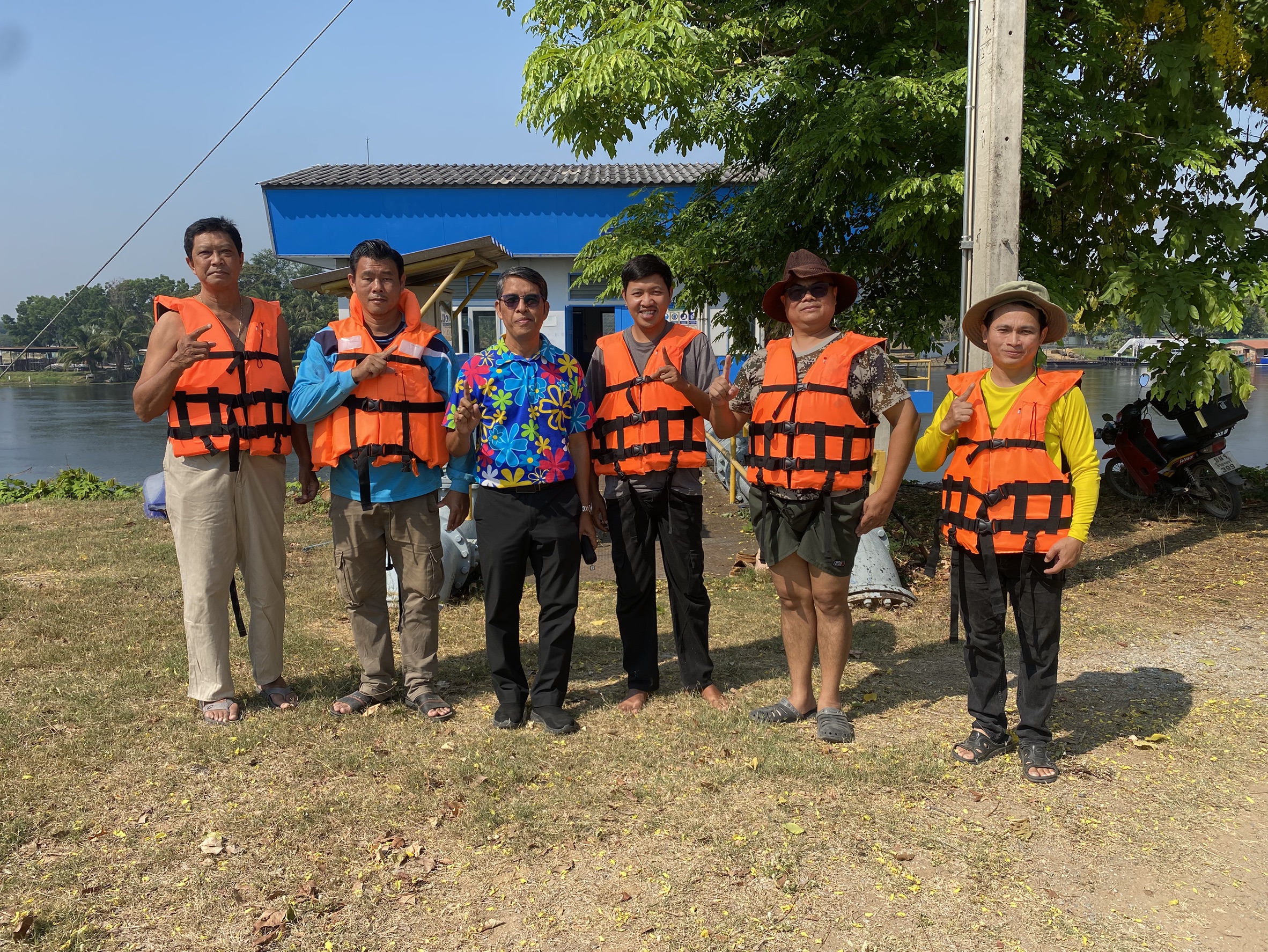 กปภ.สาขากาญจนบุรี จัดกิจกรรมพัฒนาแหล่งน้ำ กำจัดวัชพืช เก็บขยะ สิ่งปฏิกูล เพื่อรักษาแหล่งน้ำ แม่น้ำแควใหญ่ บริเวณสถานีสูบน้ำแรงต่ำสำนักงาน