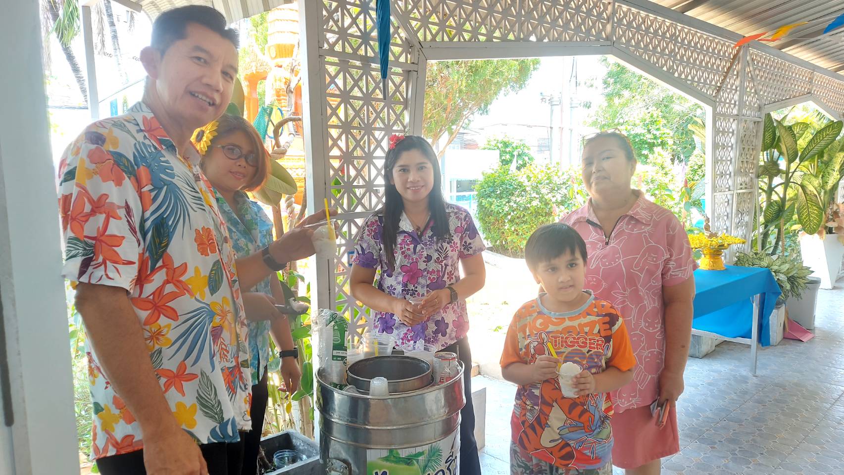 กปภ.สาขามหาสารคาม จัดกิจกรรมมอบความสุขให้กับลูกค้าที่มารับบริการ ด้วยการแจกไอศกรีม คลายร้อน