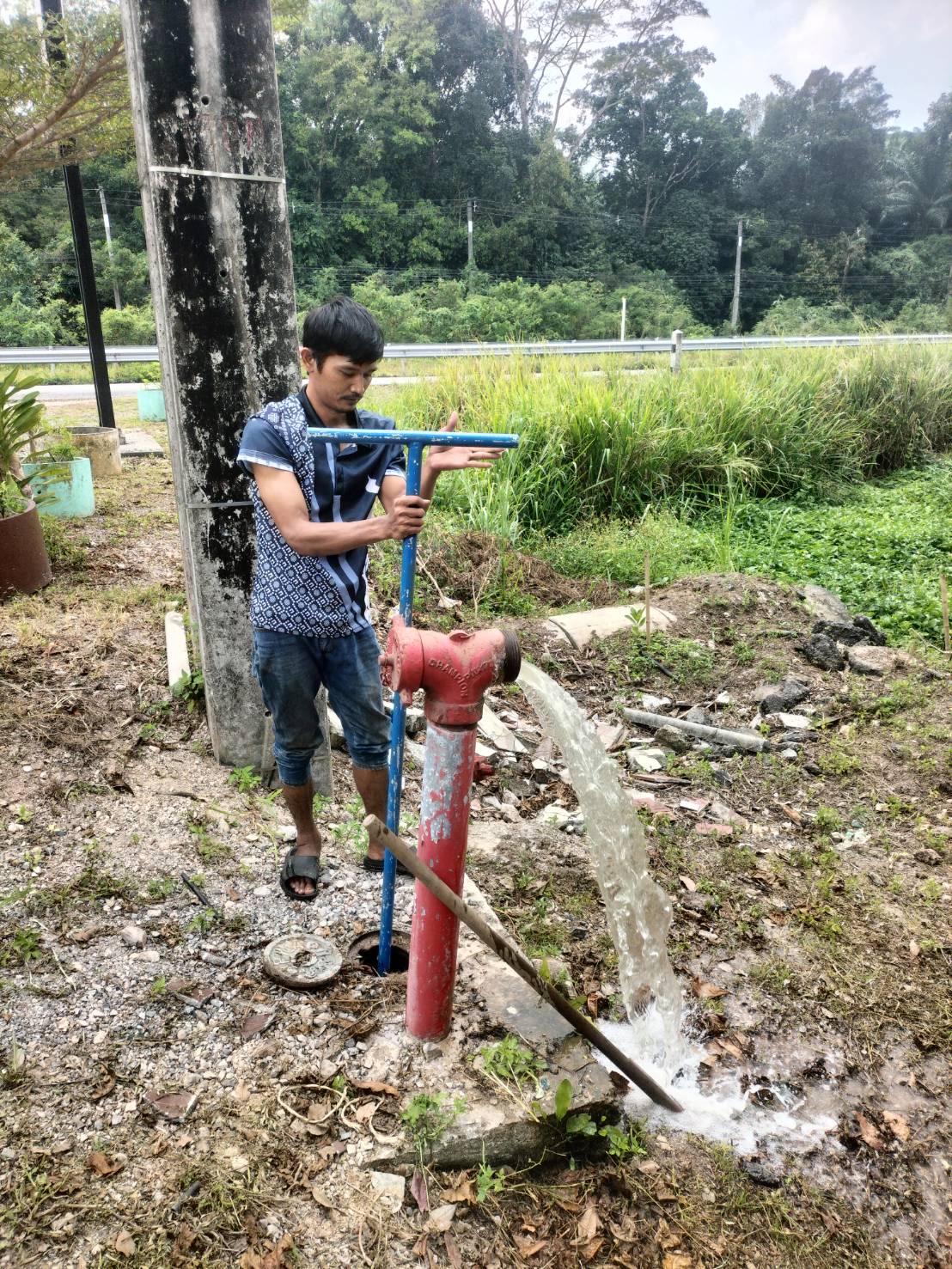 การประปาส่วนภูมิภาคสาขากาญจนดิษฐ์ ภายใต้การบริหารงานโดย นายสานิษ กาญจนกุล ผู้จัดการการประปาส่วนภูมิภาคสาขากาญจนดิษฐ์ มอบหมายพนักงานในสังกัด นำทีมลงพื้นที่บริเวณบ้านผู้ใช้น้ำ หมู่ที่ 1 ต.ปากแพรก อ.ดอนสัก จ.สุราษฎร์ธานี ดำเนินการเปิดล้างระบายตะกอนในเส้นท่อจ่ายน้ำ (Blow off) ผ่านหัวดับเพลิง