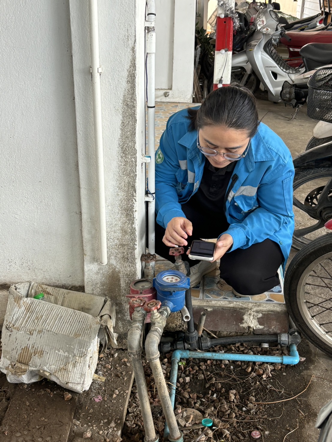 กปภ.สาขาปากท่อดำเนินการตรวจสอบมาตรวัดน้ำเบื้องต้นให้แก่ลูกค้า ที่ค่าน้ำสูงและต่ำผิดปกติ และตรวจสอบประเภทผู้ใช้น้ำ