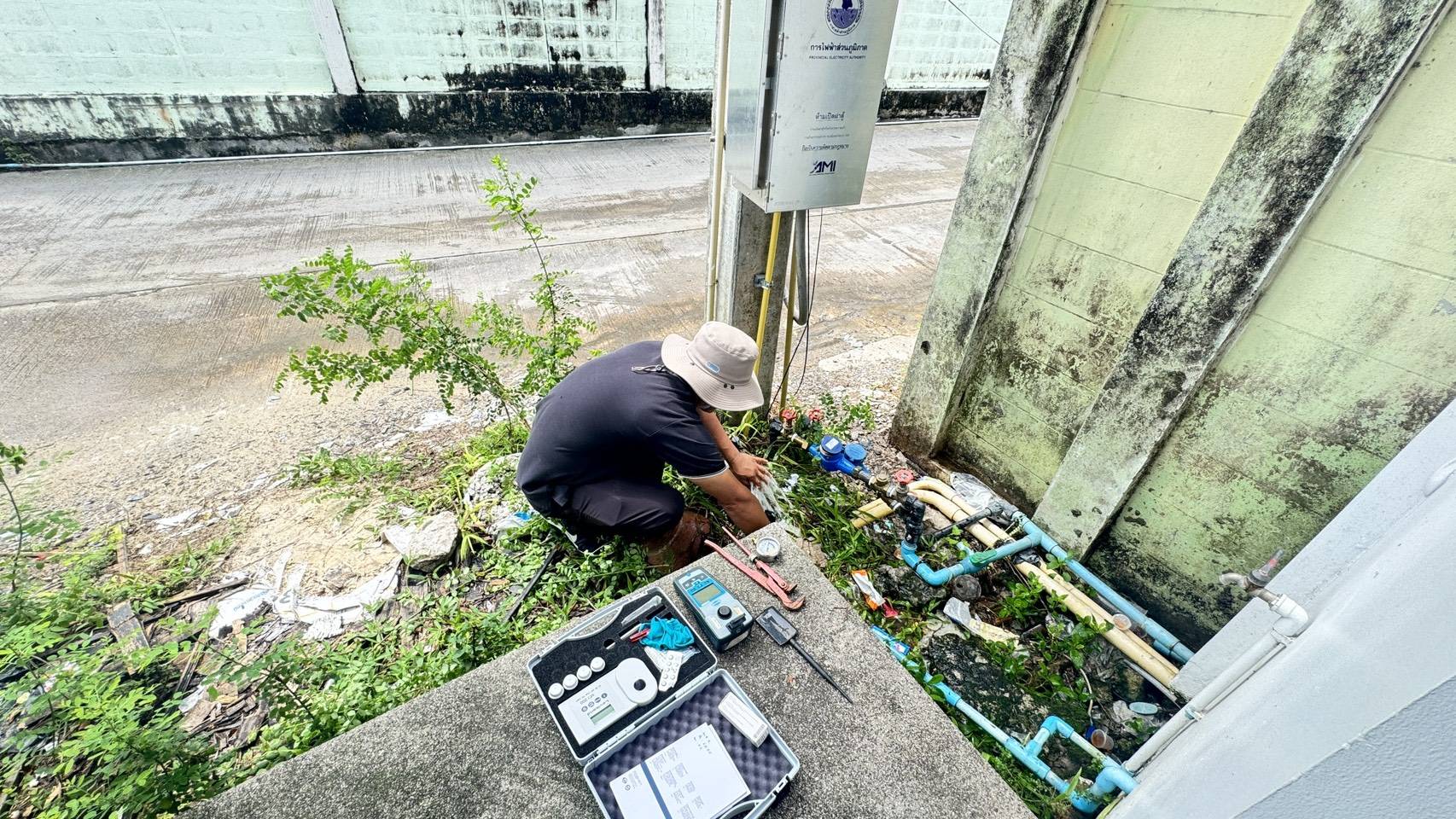 กปภ.สาขาภูเก็ต ลงพื้นที่ตรวจสอบคุณภาพน้ำปลายสาย บริเวณข้างสถานีดับเพลิง ถนนราชปาทานุสรณ์ ต.ป่าตอง อ.กะทู้ จ.ภูเก็ต
