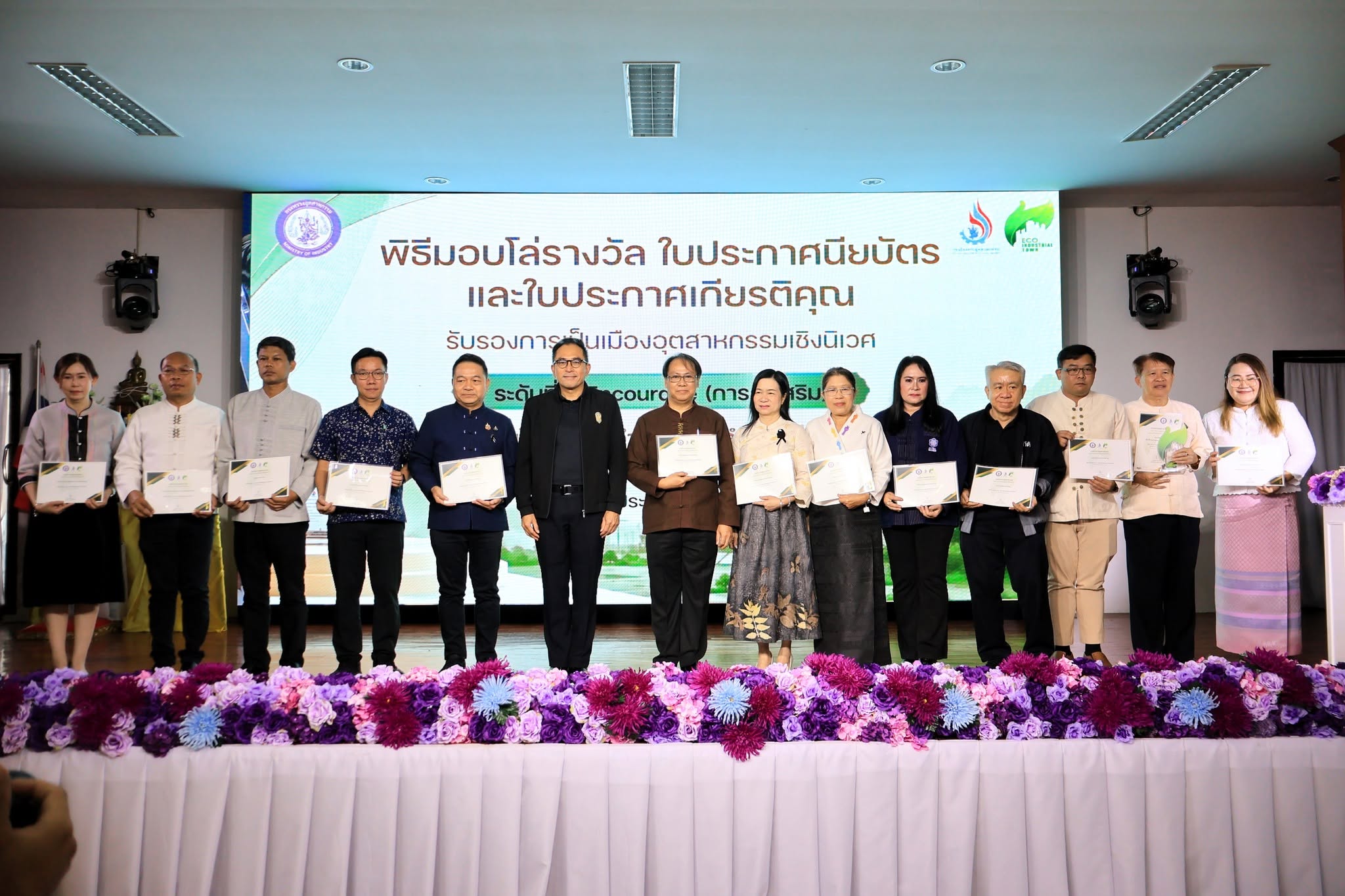 วันที่ 10 มิถุนายน 2569 เวลา 07.00 น. นายศุภกฤษณ์ จันทร์ศุภเสน ผู้จัดการการประปาส่วนภูมิภาคสาขาลำพูน พร้อมพนักงาน ร่วมกิจกรรมสภากาแฟ ครั้งที่ 5/2569  ณ ห้องประชุมศาลาประชาคม สำนักงานเทศบาลตำบลบ้านกลาง อำเภอเมือง จังหวัดลำพูน นายวัชร กันแจ่ม นายกเทศมนตรีตำบลบ้านกลาง พร้อมด้วยผู้บริหาร หัวหน้าส่วนราชการ และพนักงานเจ้าหน้าที่เทศบาล ร่วมเป็นเจ้าภาพจัดกิจกรรมสภากาแฟ ครั้งที่ 5/2569 ร่วมกับหน่วยงานในสังกัดกระทรวงอุตสาหกรรม สำนักงานอุตสาหกรรมจังหวัดลำพูน สำนักงานนิคมอุตสาหกรรมภาคเหนือ ธนาคารพัฒนาวิสาหกิจขนาดกลางและขนาดย่อมแห่งประเทศไทย (SME D Bank) สาขาลำพูน และโรงพยาบาลหริภุญชัย ราม เพื่อพบปะหารือ แลกเปลี่ยนความคิดเห็นของหน่วยงานในจังหวัด รวมถึงร่วมกันขับเคลื่อนการพัฒนาจังหวัดให้ไปในทิศทางเดียวกัน  โดยมีนายปิยพงศ์ ชูวงศ์ ผู้ว่าราชการจังหวัดลำพูน เป็นประธานในพิธี