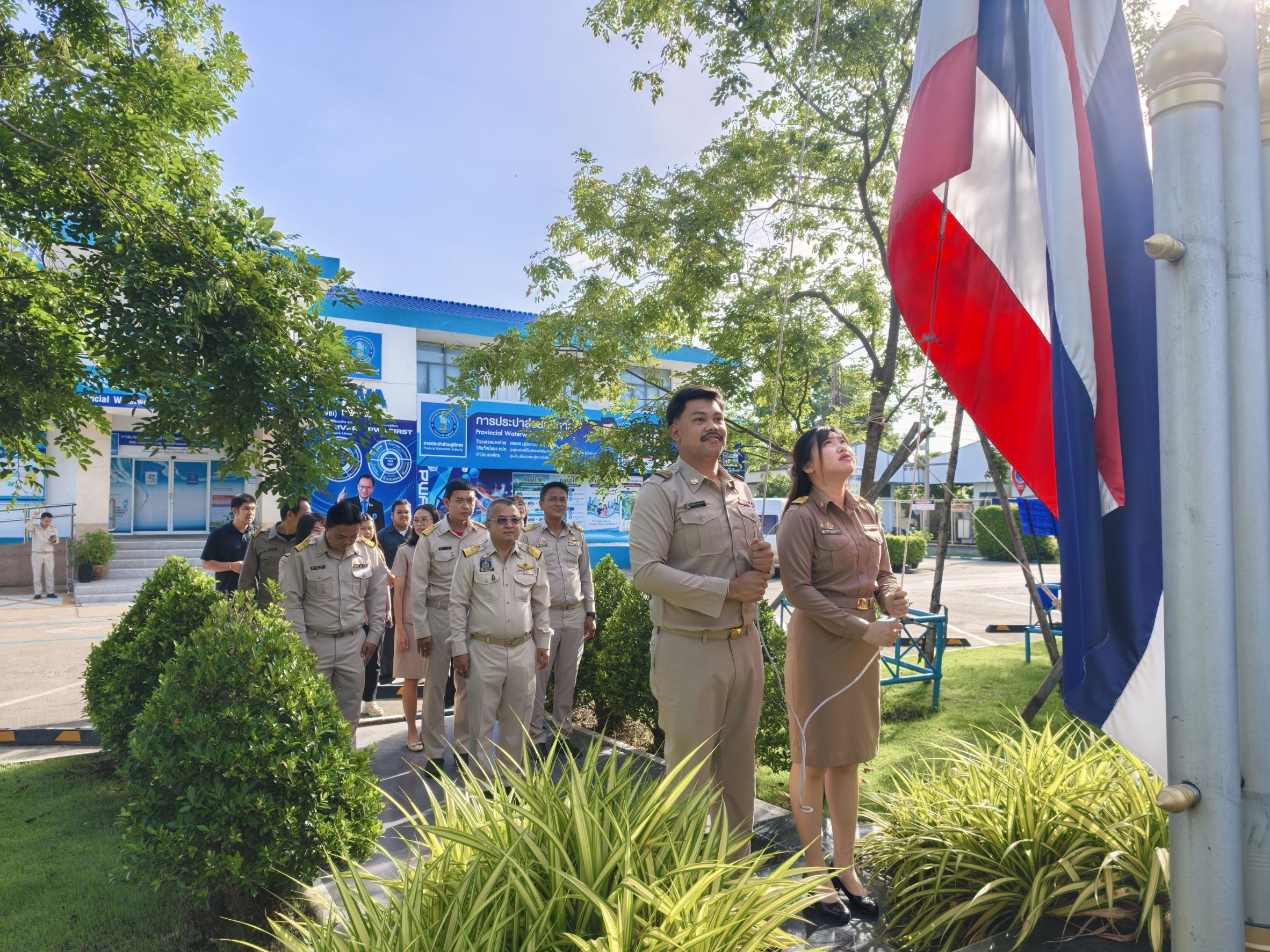 กปภ.สาขาสมุทรสาคร (พ) จัดกิจกรรมเคารพธงชาติ สวดมนต์ และทำความสะอาดพื้นที่สำนักงาน