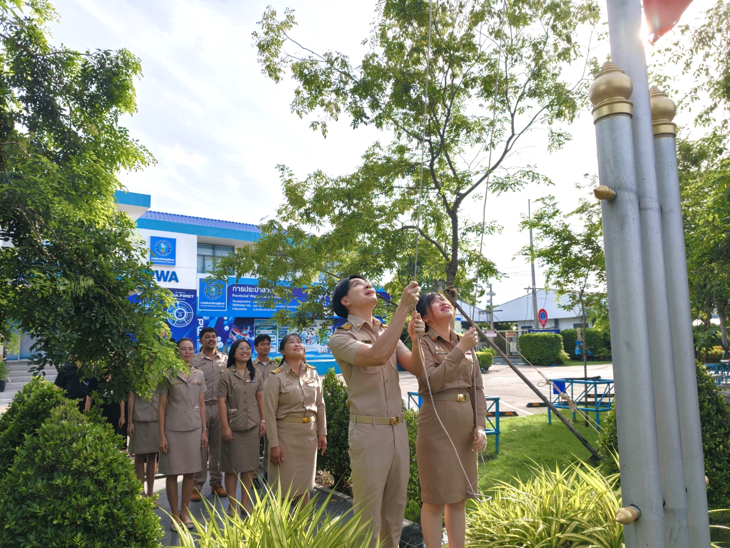 กปภ.สาขาสมุทรสาคร (พ) จัดกิจกรรมเคารพธงชาติ สวดมนต์ และทำความสะอาดพื้นที่สำนักงาน