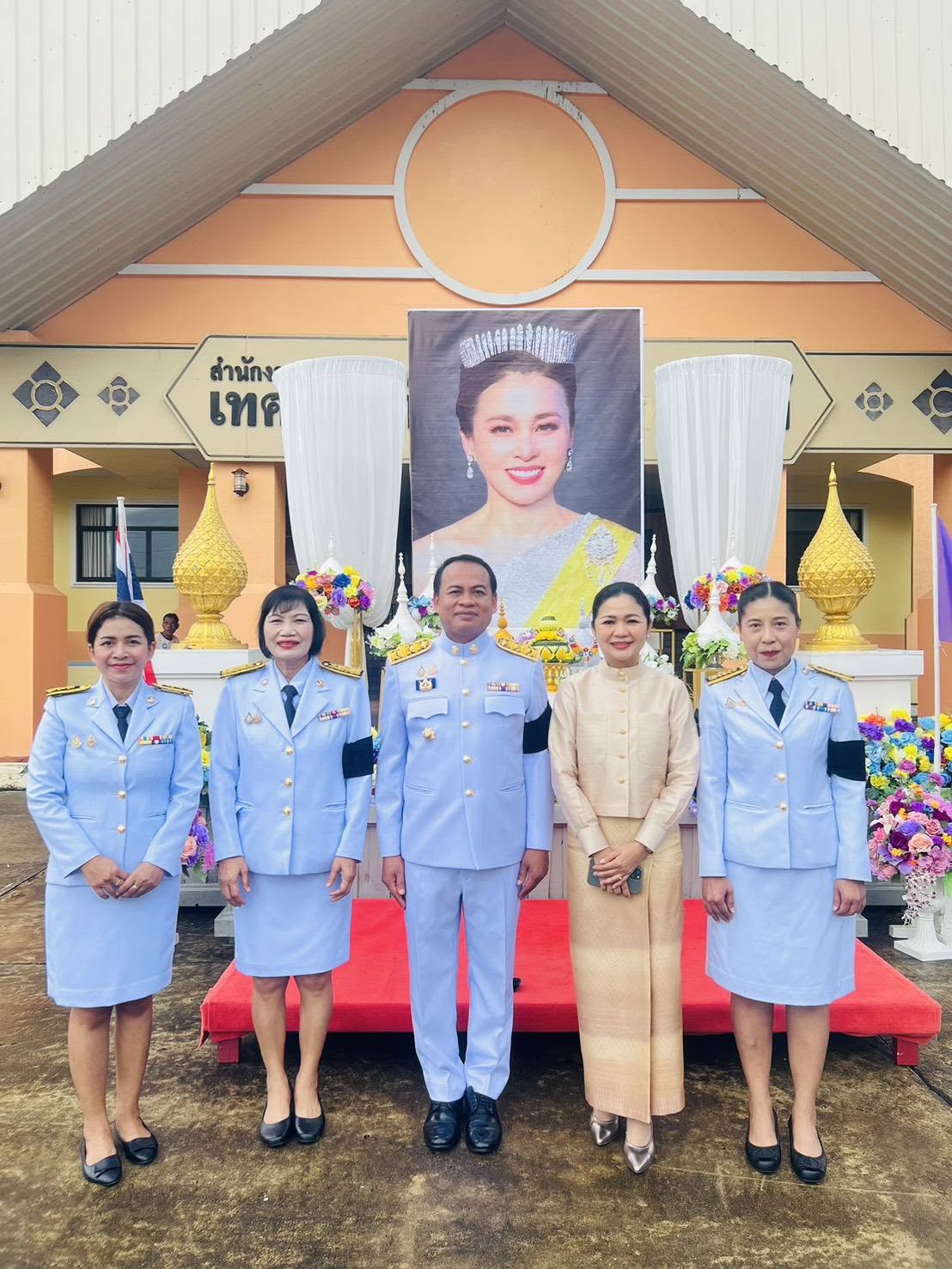 การประปาส่วนภูมิภาคสาขาคลองท่อมเข้าร่วมพิธีทำบุญตักบาตรถวายและเข้าร่วมพิธีถวายเครื่องราชสักการะและวางพานพุ่ม และพิธีจุดเทียนถวายพระพรชัยมงคล