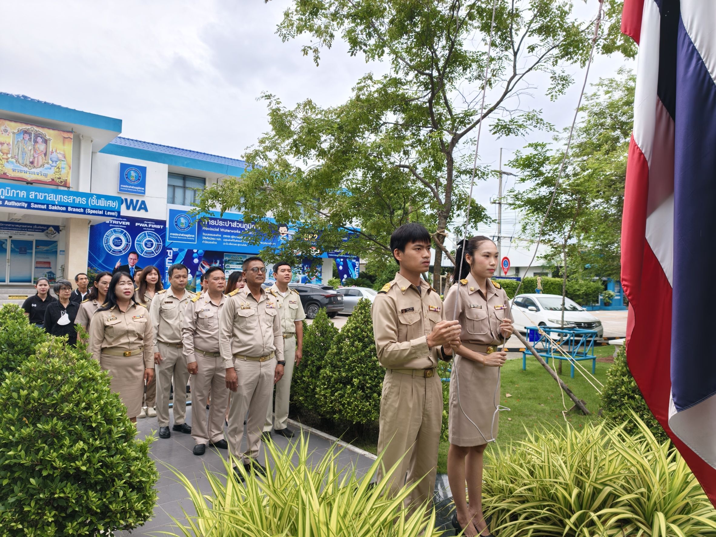 กปภ.สาขาสมุทรสาคร (พ) จัดกิจกรรมเคารพธงชาติ สวดมนต์ และทำความสะอาดพื้นที่สำนักงาน