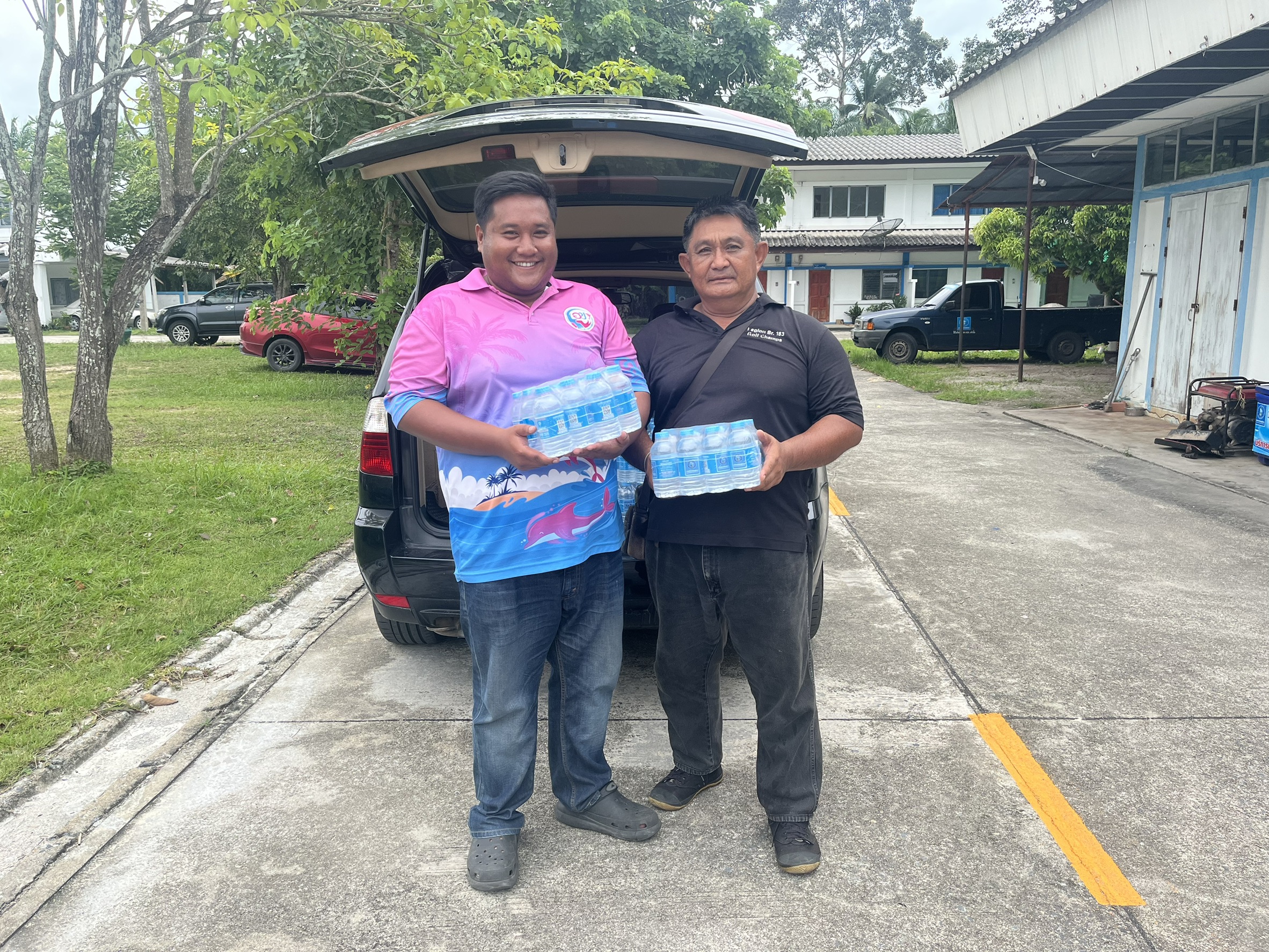 กปภ.สาขาขนอม  มอบน้ำดื่มบรรจุขวดตราสัญลักษณ์ กปภ. ให้กับที่ทำการกำนันผู้ใหญ่บ้าน อำเภอขนอม จังหวัดนครศรีธรรมราช