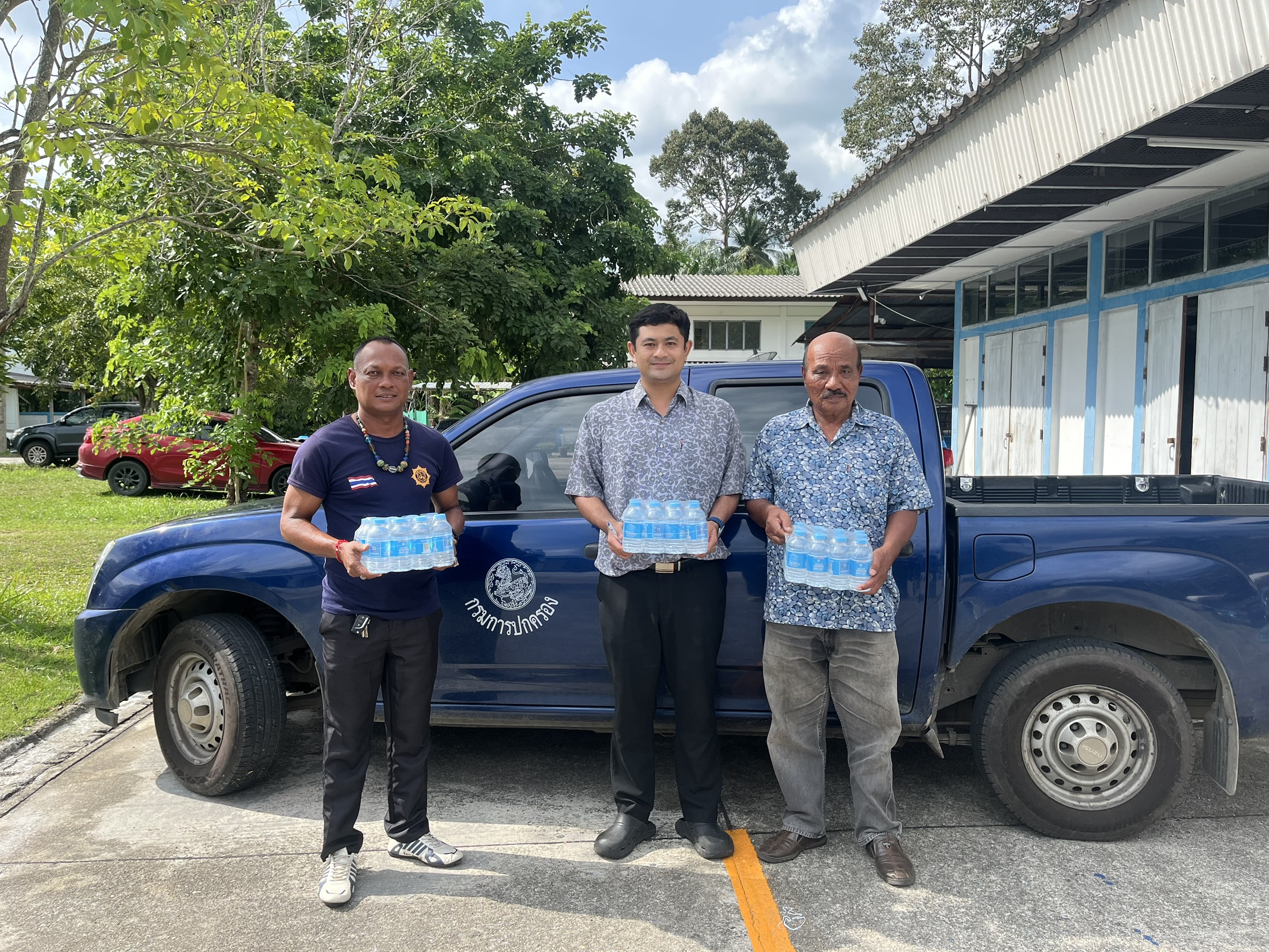 กปภ.สาขาขนอม  มอบน้ำดื่มบรรจุขวดตราสัญลักษณ์ กปภ. ให้กับที่ว่าการอำเภอขนอม