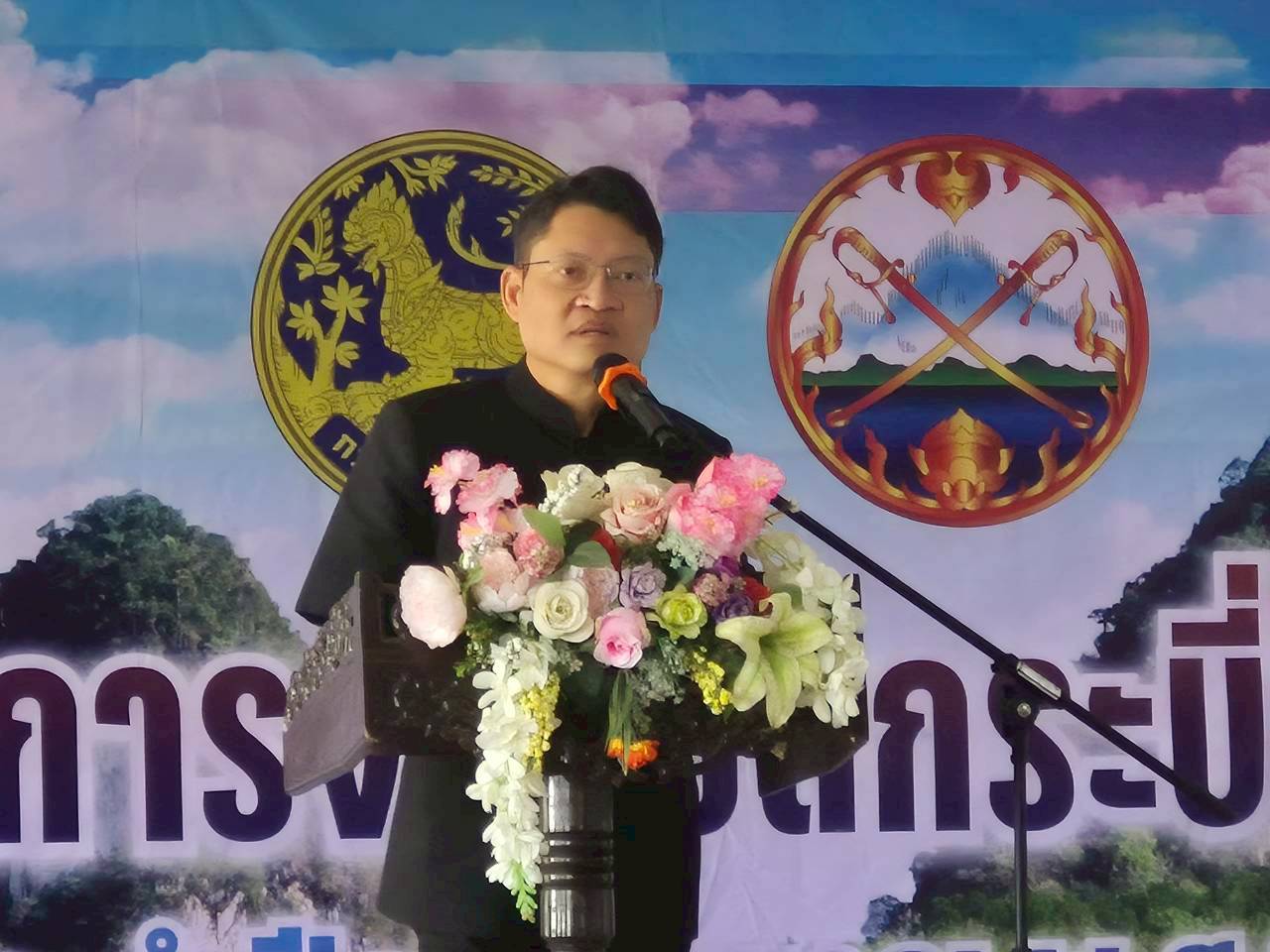 การประปาส่วนภูมิภาคสาขาคลองท่อม มอบน้ำดื่มบรรจุขวดตราสัญลักษณ์ กปภ. โครงการจังหวัดกระบี่เคลื่อนที่