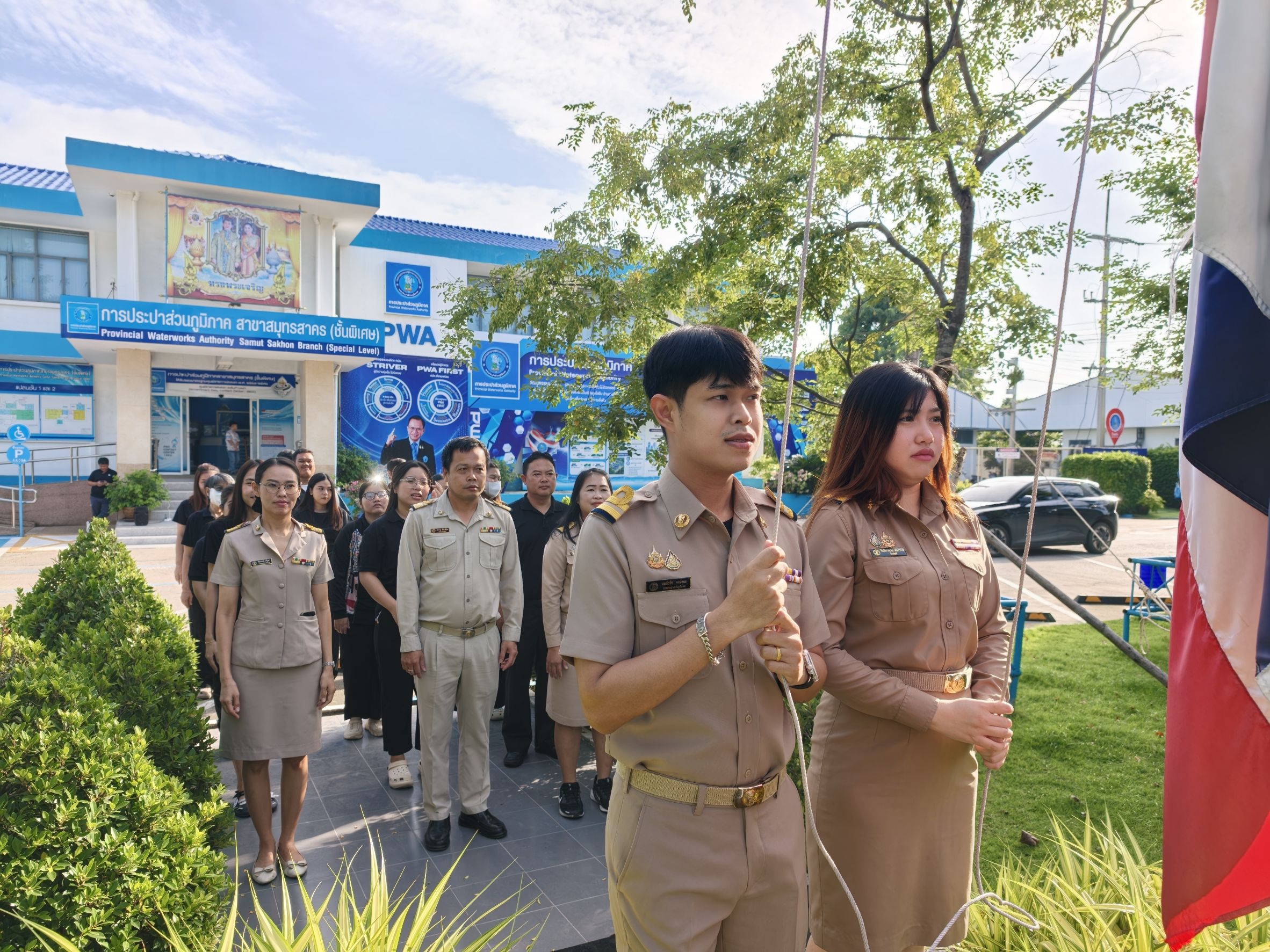 กปภ.สาขาสมุทรสาคร (พ) จัดกิจกรรมเคารพธงชาติ สวดมนต์ และทำความสะอาดพื้นที่สำนักงาน
