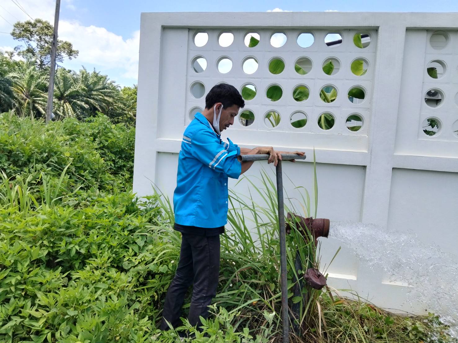 กปภ.สาขาขนอม ลงพื้นที่ ดำเนินการเปิดล้างตะกอนระบายในเส้นท่อจ่ายน้ำ (Blow off) ผ่านหัวดับเพลิง