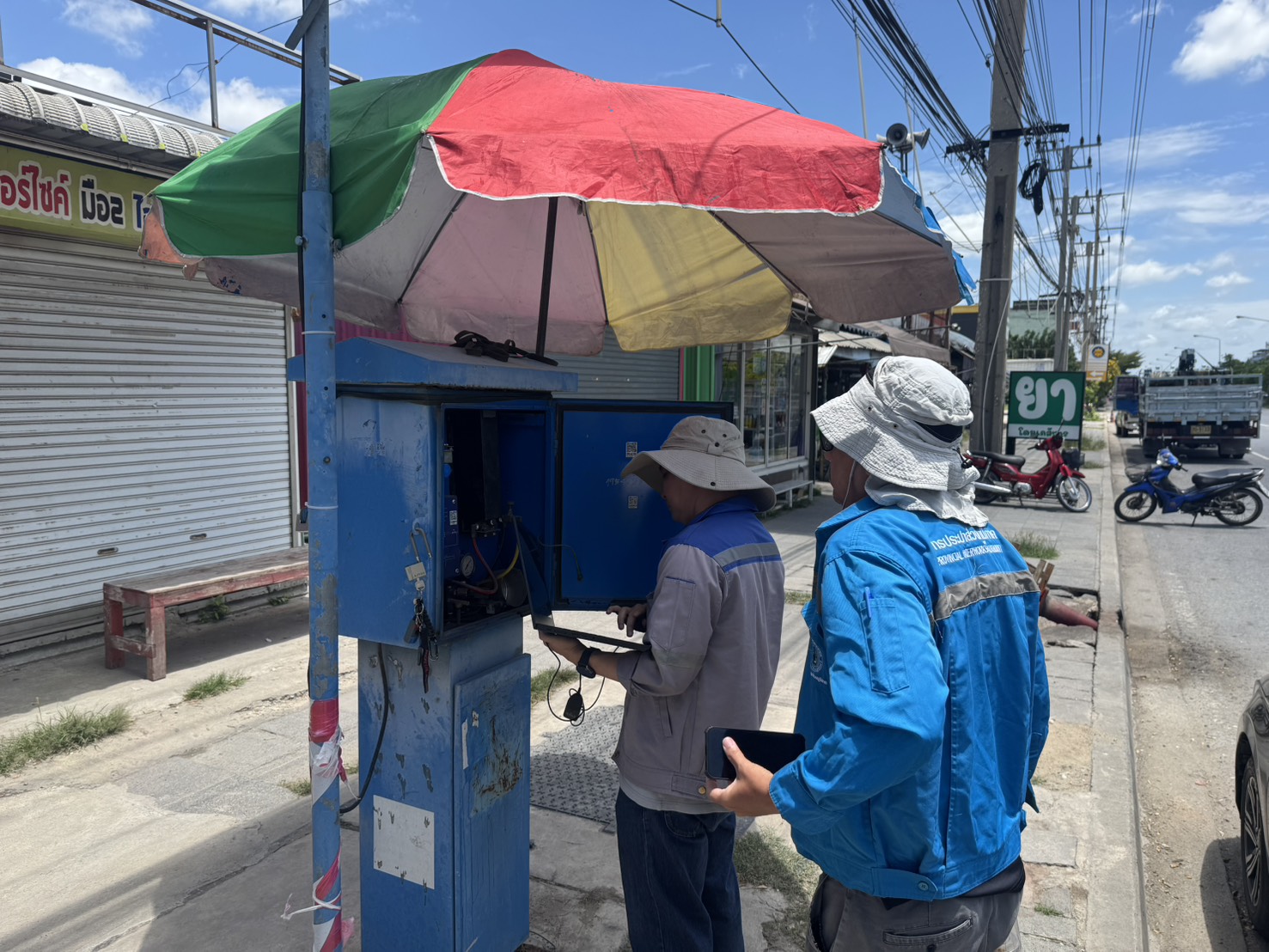 กปภ.สาขาอ้อมน้อย ลงพื้นที่ตรวจสอบและแก้ไขอุปกรณ์ตู้ DMA08