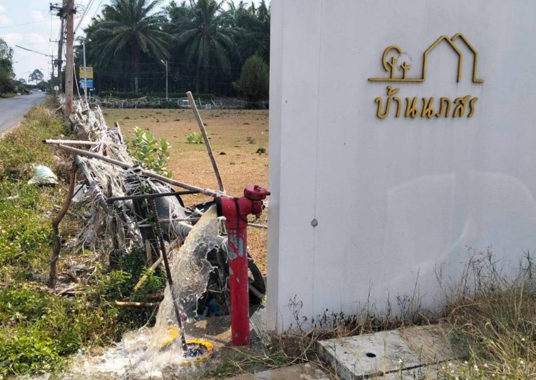 กปภ.สาขาเวียงสระ ระบายตะกอนในเส้นท่อจ่ายน้ำ (Blow off) ตามโครงการผู้ใช้น้ำมั่นใจน้ำประปาสะอาด ปลอดภัย กปภ.เช็ค ชัวร์ ตามแผนประจำเดือนพฤษภาคม 2569