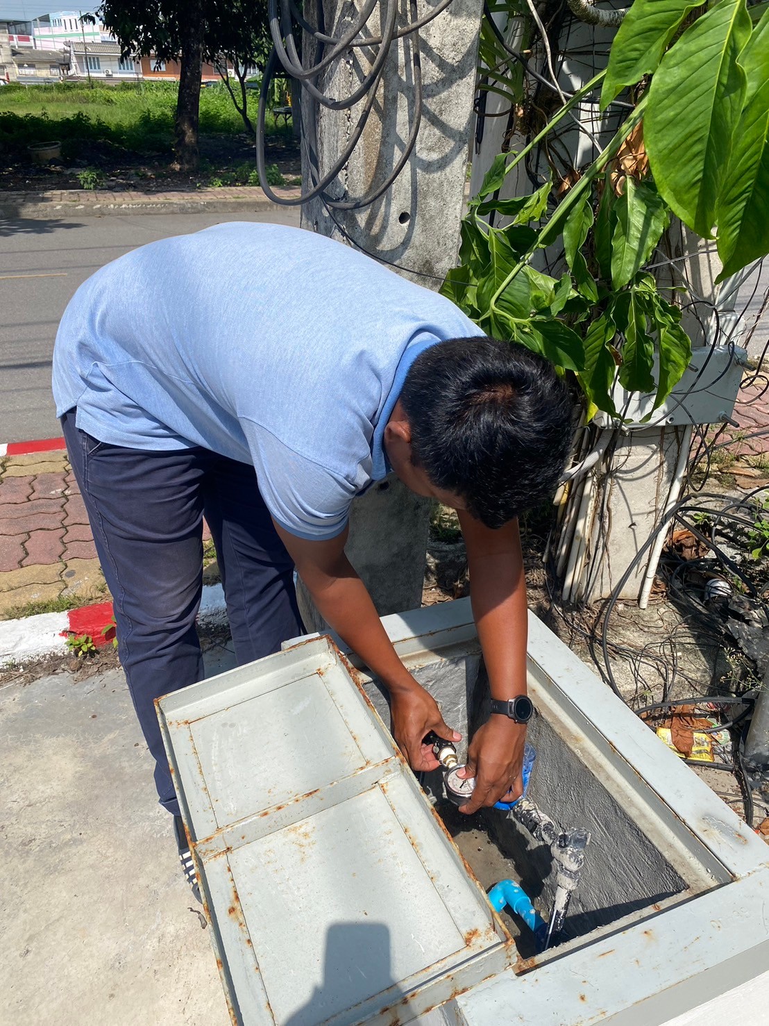 การประปาส่วนภูมิภาคสาขาเวียงสระ ลงพื้นที่ตรวจสอบแรงดันน้ำที่เหมาะสมตามมาตรฐานการให้บริการของ กปภ.