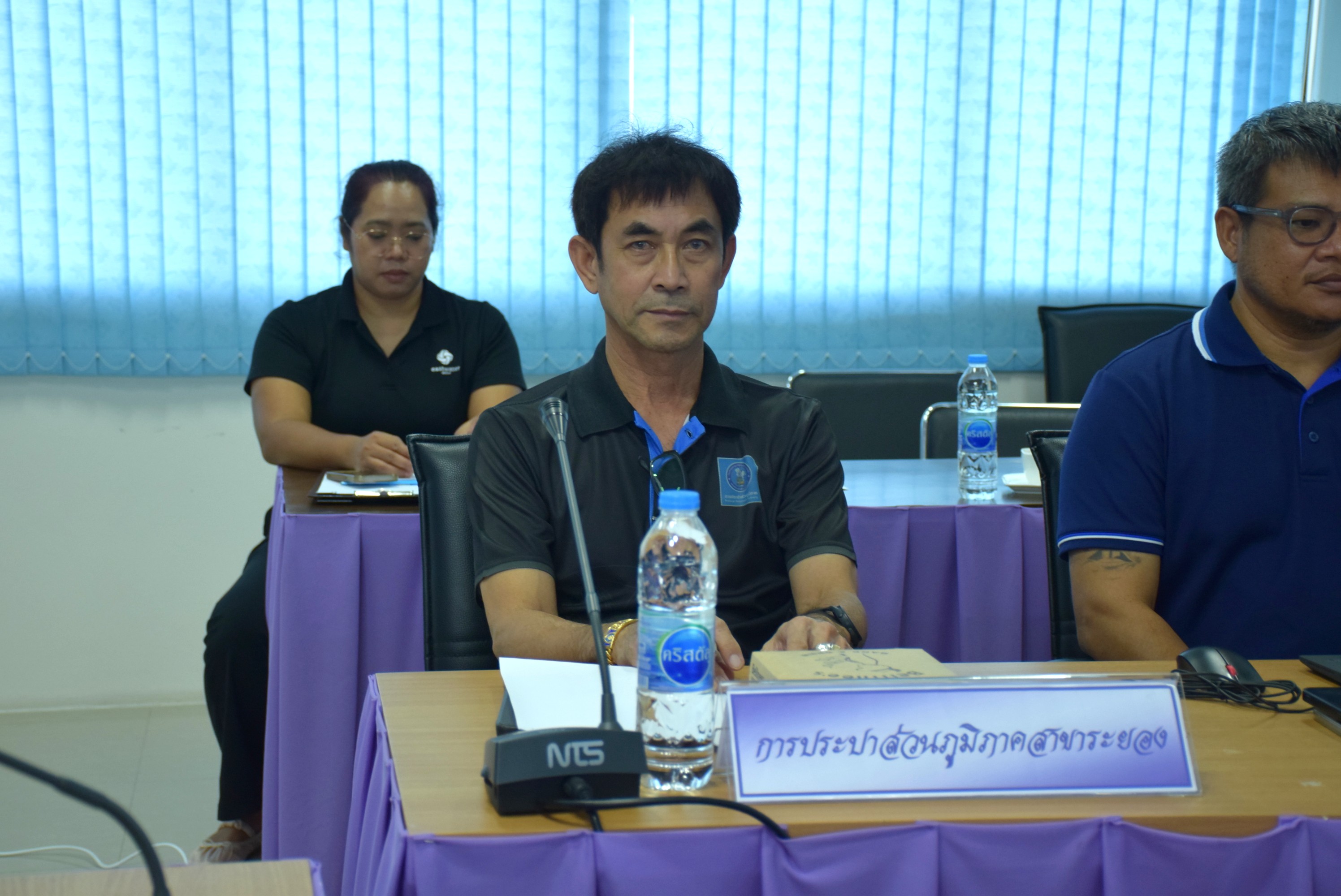 กปภ.สาขาระยอง ร่วมประชุมรับฟังแนวทางการดำเนินโครงการก่อสร้างวางท่อส่งน้ำ HDPE ขนาด 500 มม. (เฟส 2) บริเวณโรงเรียนวัดบ้านค่าย ถึง สถานีจ่ายน้ำน้ำคอก