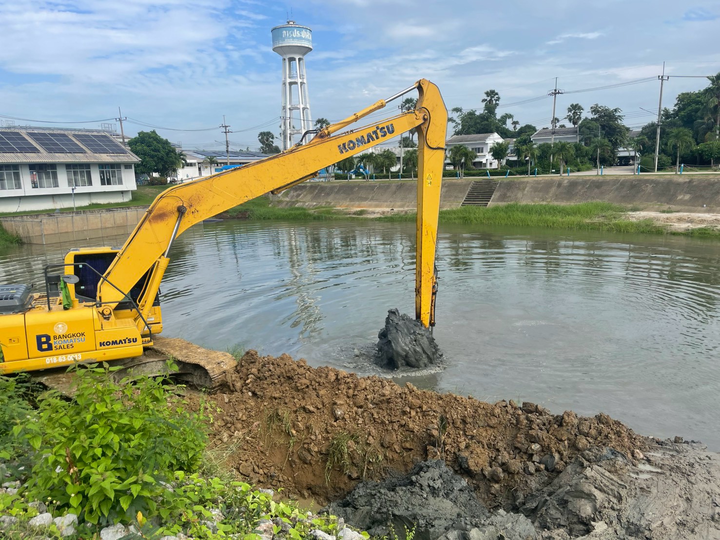 การประปาส่วนภูมิภาคสาขาเพชรบุรี ดำเนินการขุดตักตะกอนดินและกำจัดวัชพืชในคลองชักน้ำ โดยได้รับการสนับสนุนเรือโป๊ะแม็คโคร จากองค์การบริหารส่วนจังหวัดเพชรบุรี