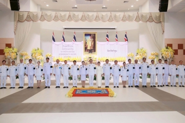 นายศุภกฤษณ์ จันทร์ศุภเสน ผู้จัดการการประปาส่วนภูมิภาคสาขาลำพูน ร่วมพิธีวางพุ่มดอกไม้ถวายบังคมเบื้องหน้าพระบรมฉาย