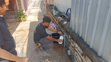 กปภ.สาขากาญจนดิษฐ์ ลงพื้นที่สุ่มน้ำประปา บริเวณร้านซ่อมรถหน้าอำเภอกาญจนดิษฐ์ ม.1 ต.กะแดะ อ.กาญจนดิษฐ์ จังหวัดสุร